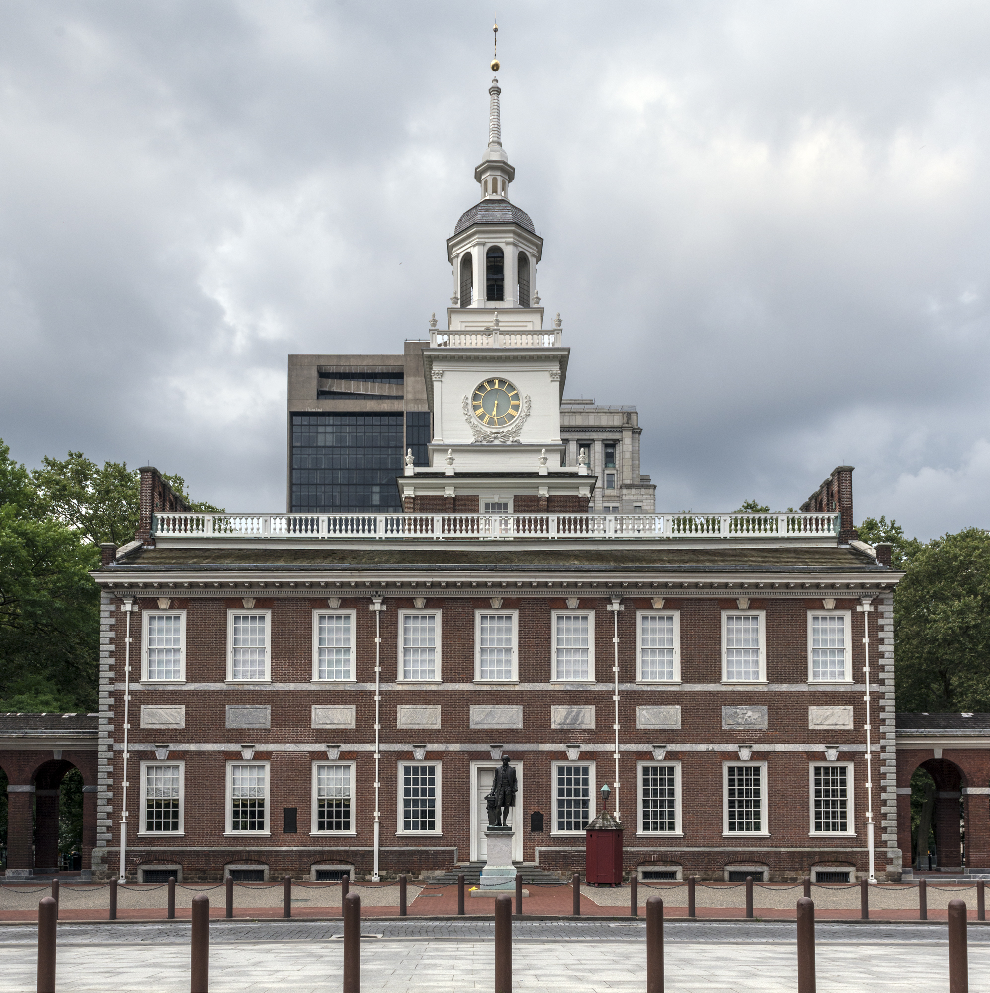 Color photo of Independence Hall as seen from the north side of Chestnut Street.