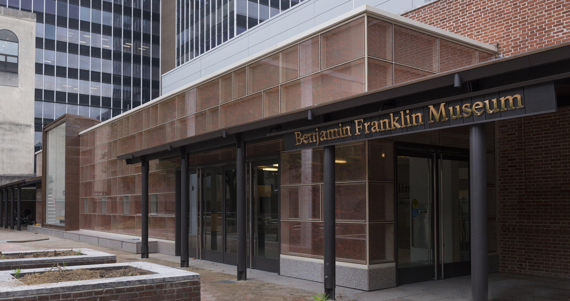 A color photo of the exterior of the Benjamin Franklin Museum in Franklin Court.