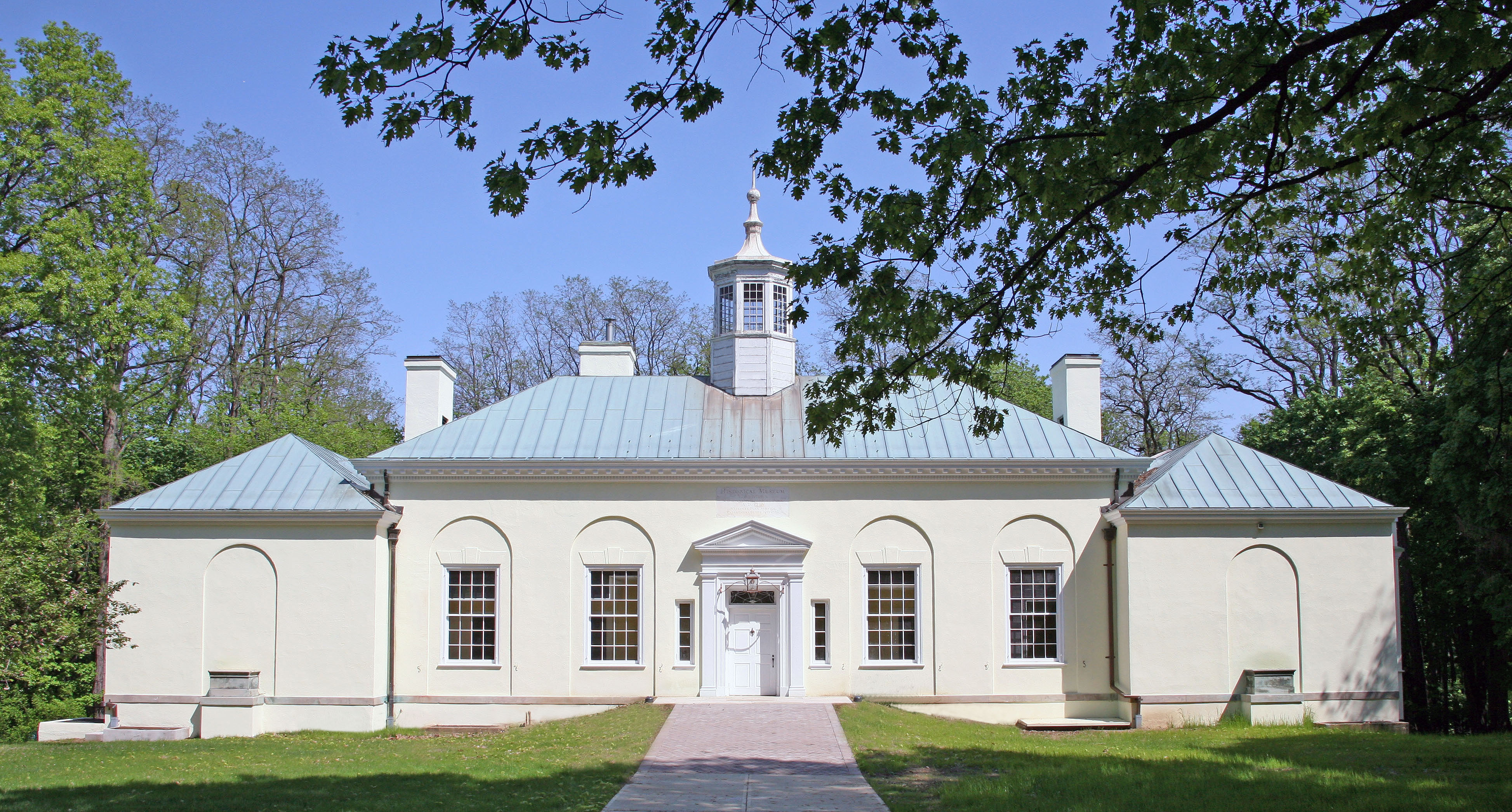 The front facade of the Washington's Headquarters Museum