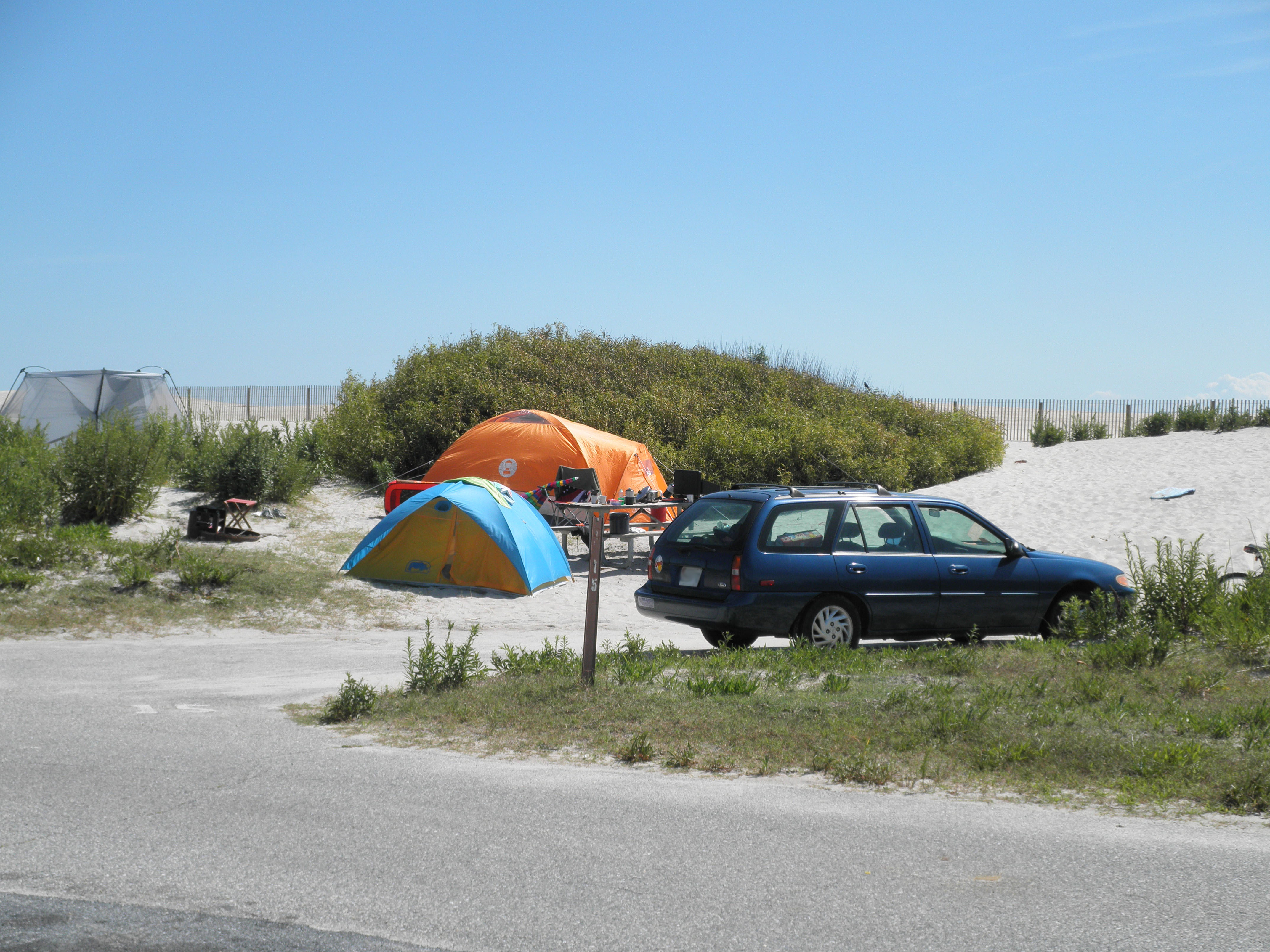 tents and vehicle in the oceanside campground dunes