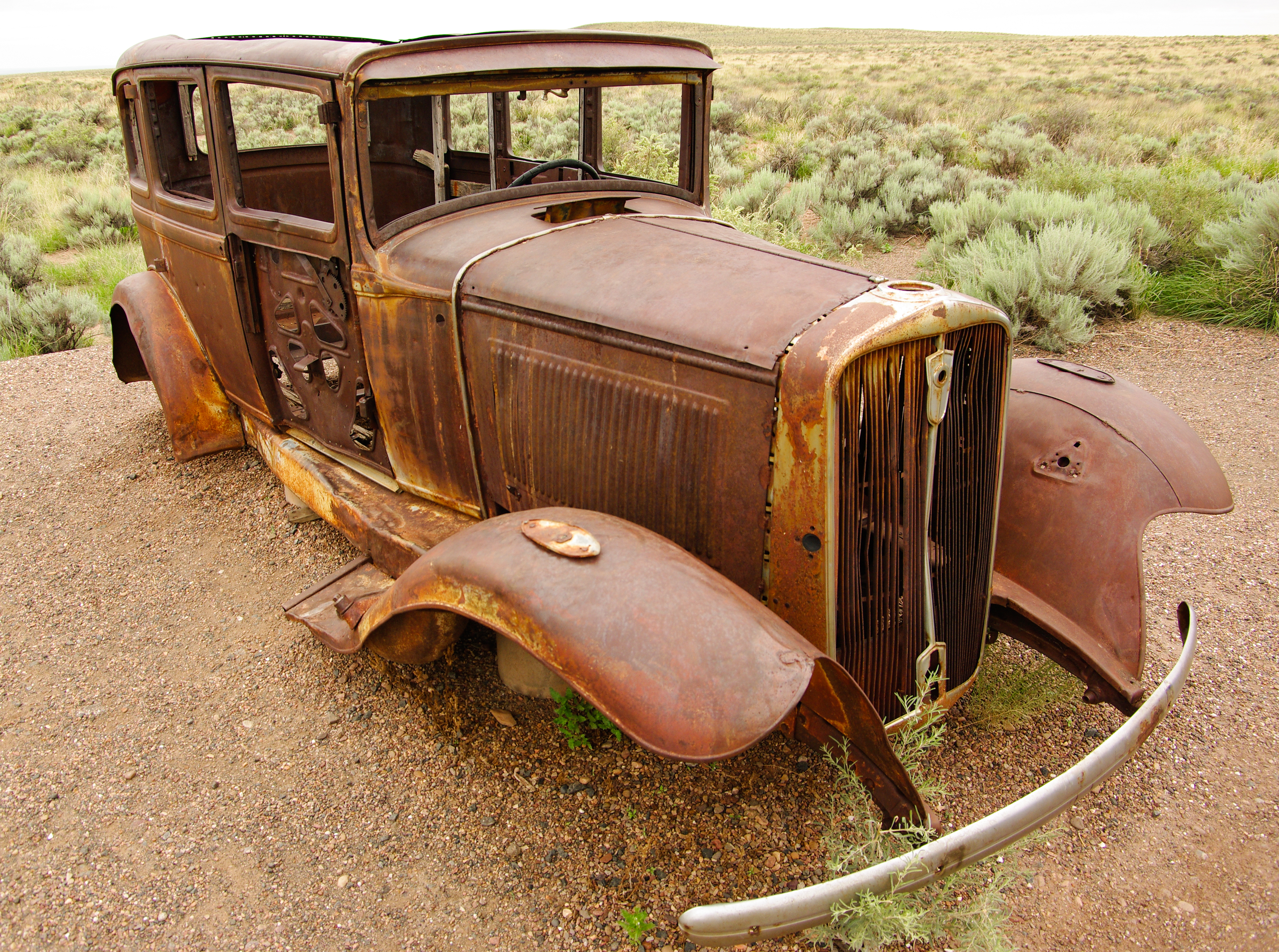 An old 1932 Studebaker auto sits near the Route 66 alignment