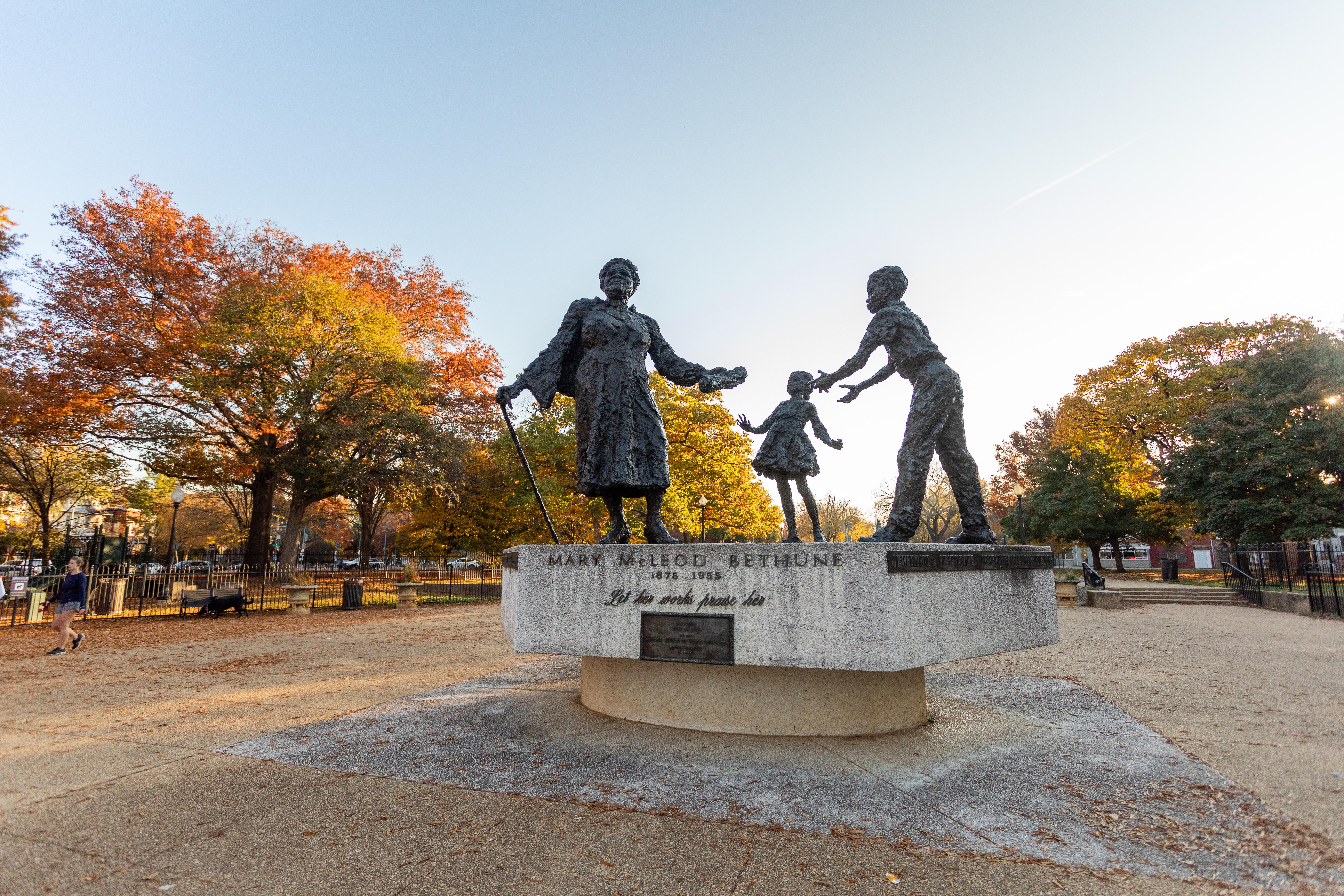 Bronze statue of Mary McLeod Bethune and a boy and girl.