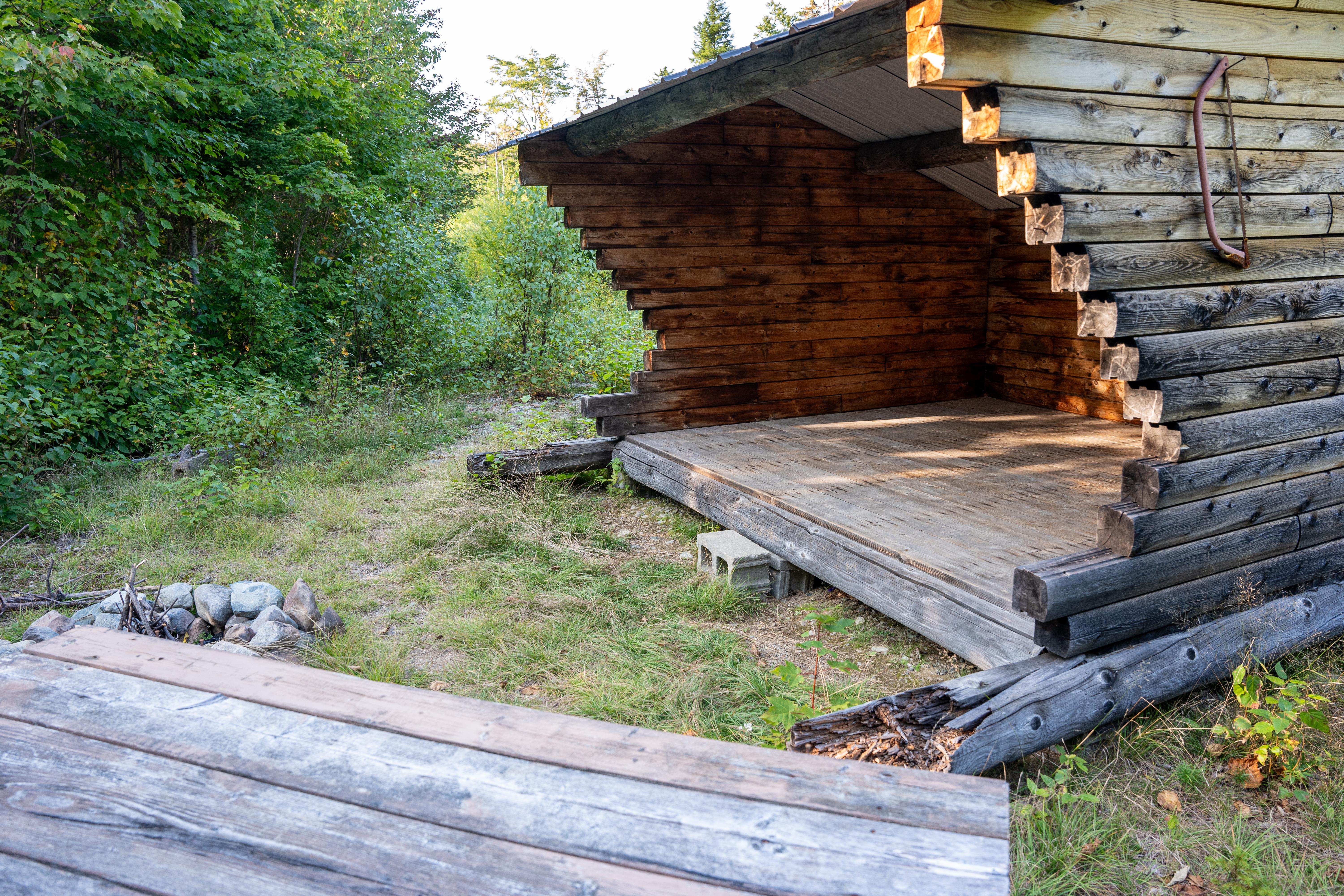 A three-sided and roofed log structure