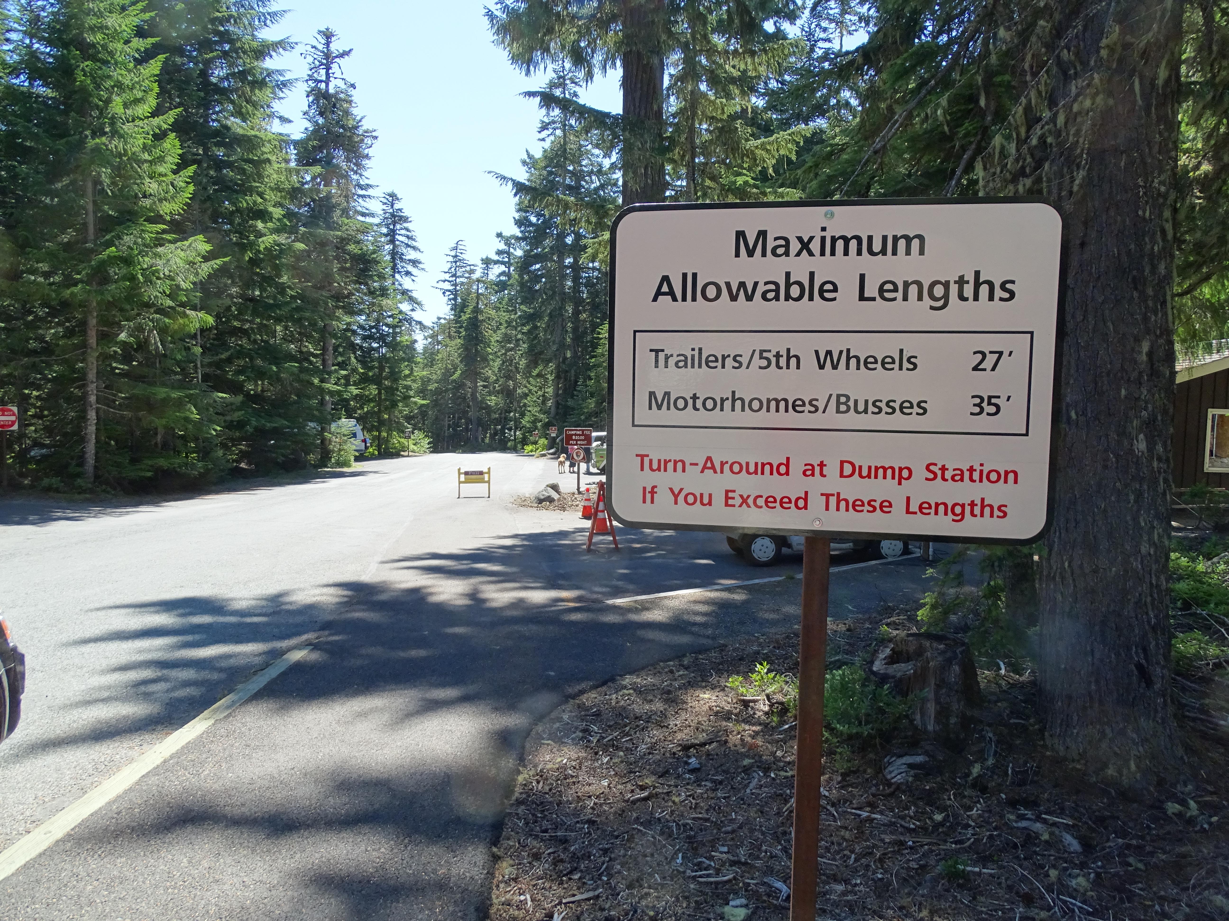 A white sign detailing the allowable lengths of RVs