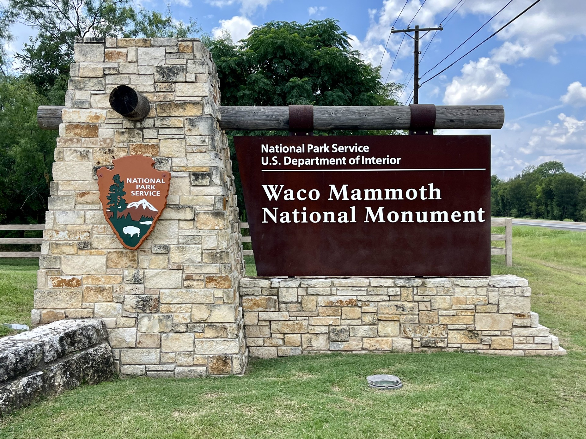 Entrance sign to Waco Mammoth.