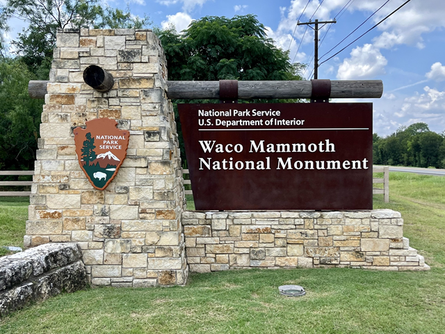 Entrance sign to Waco Mammoth.