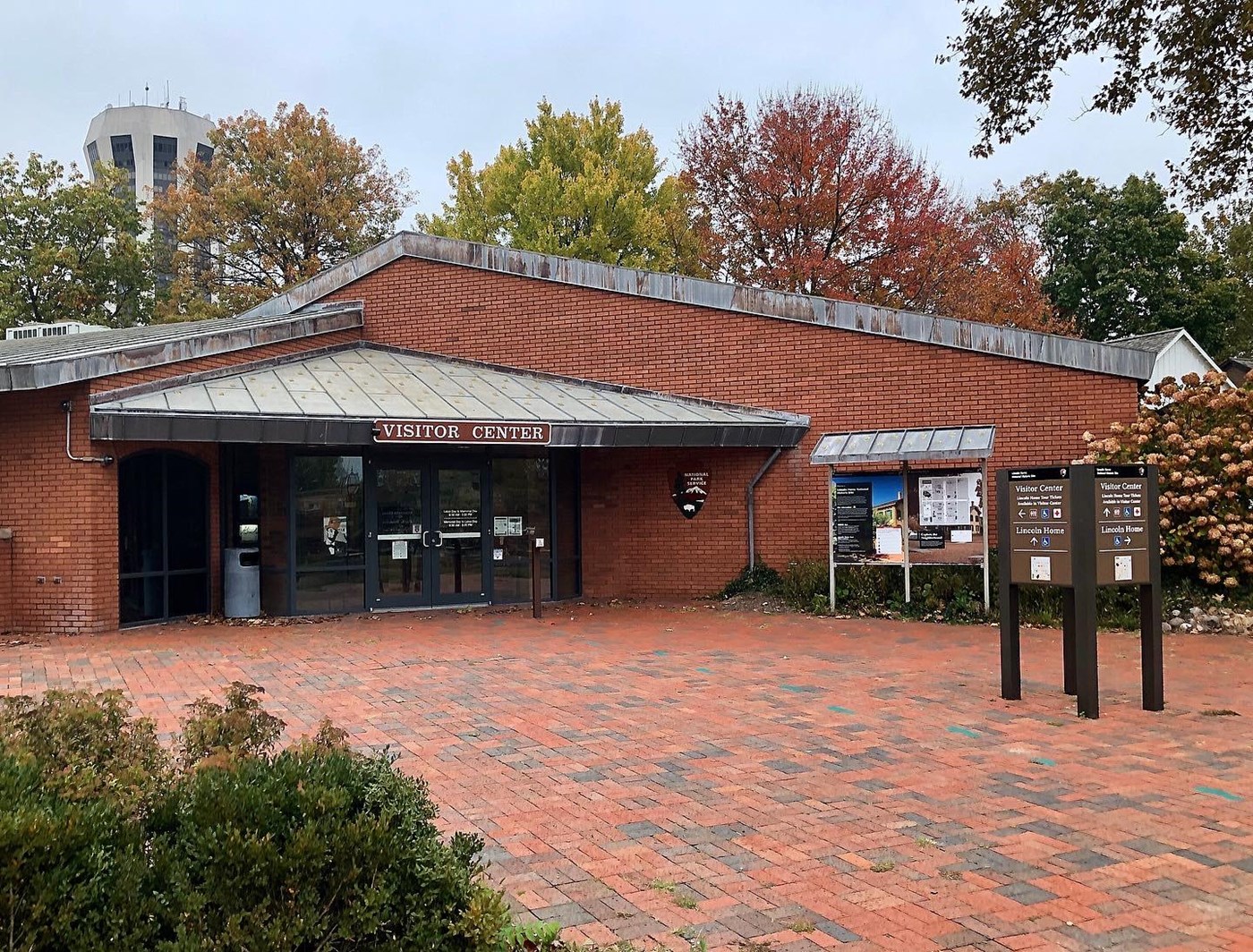 The entrance to the visitor center from the parking lot during the fall