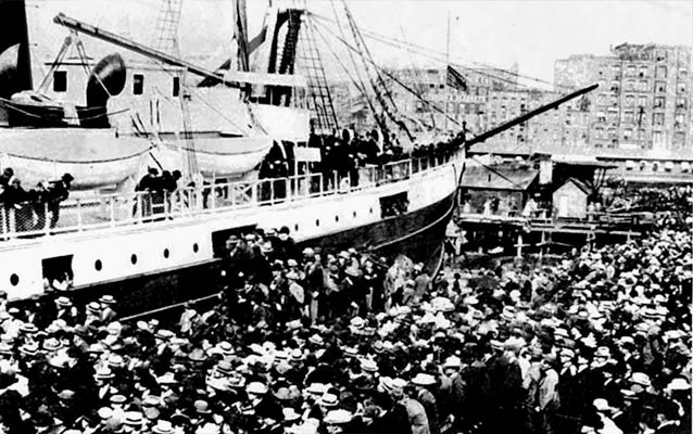 Masses desend of ships headed to the Klondike