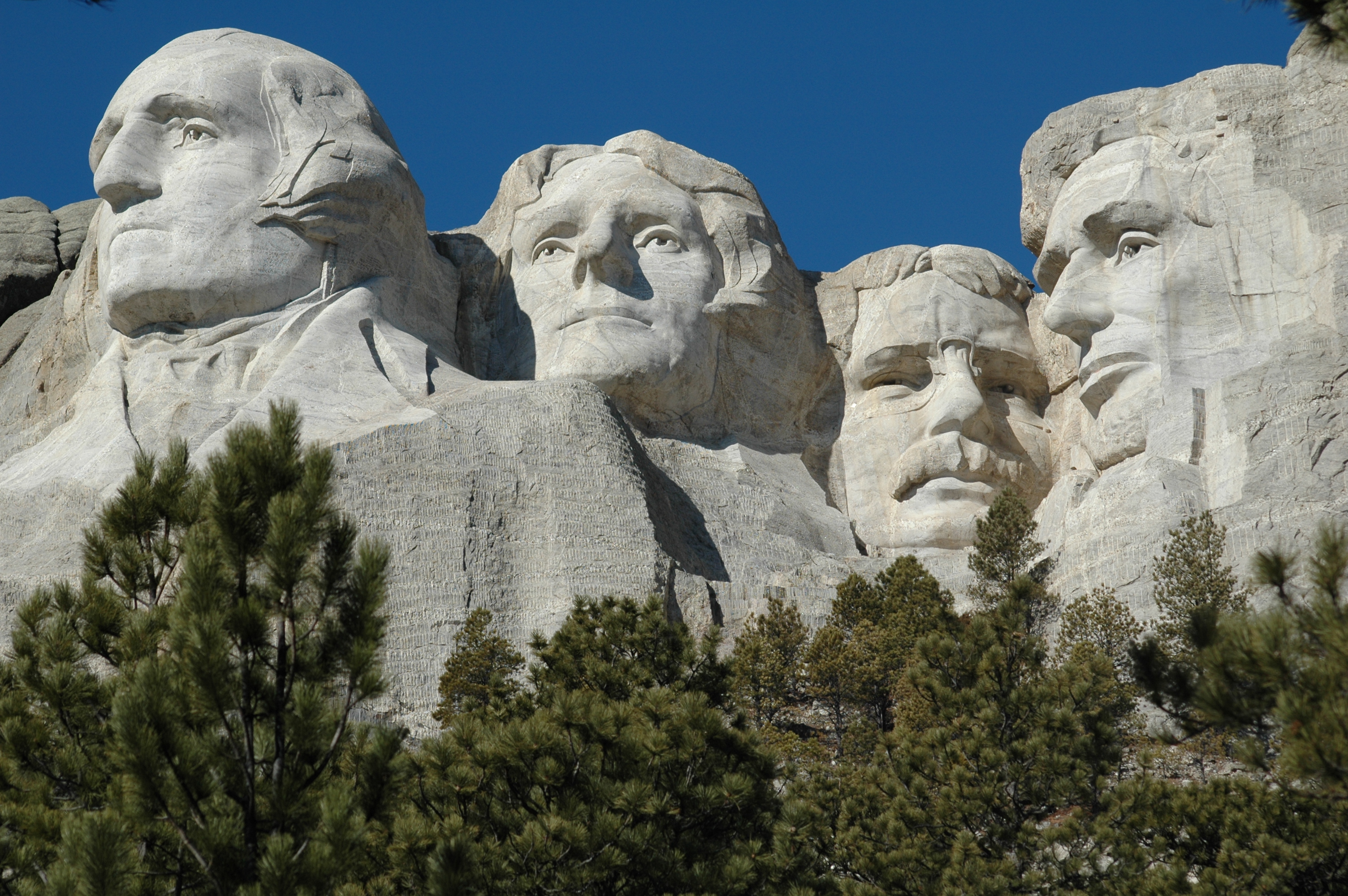 Large stone carving of George Washington, Thomas Jefferson, Theodor Roosevelt, and Abraham Lincoln.