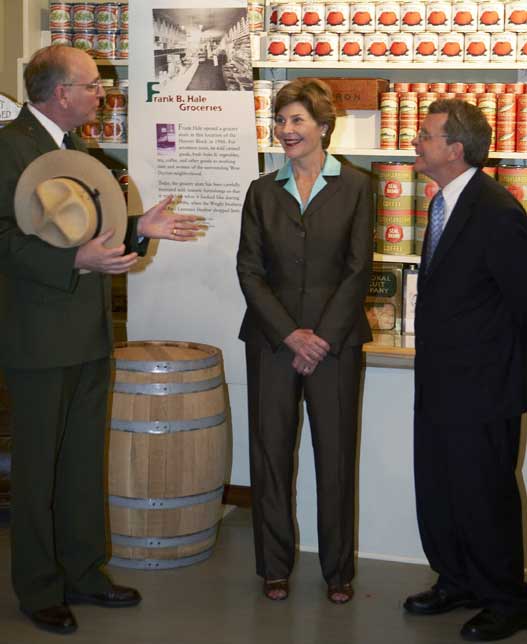 Laura Bush & Mike Dewine in grocery