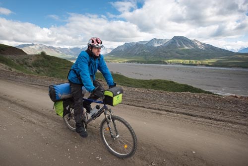 ein Mann auf einem Feldweg Radfahren