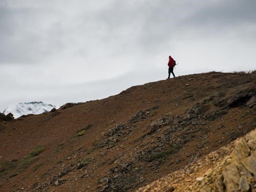 eine Person auf einem Grat wandern