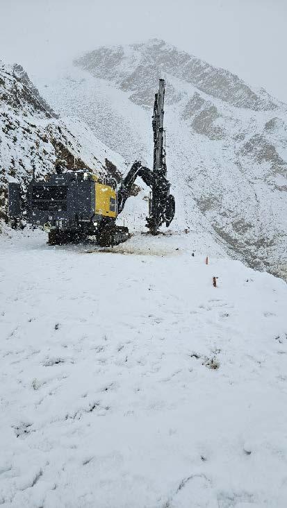 drilling blast holes on west rock cut FHWA An inch of snow covers the road and snow continues to fall as heavy machinery drills down into the roadbed rock on the west side of Pretty Rocks.