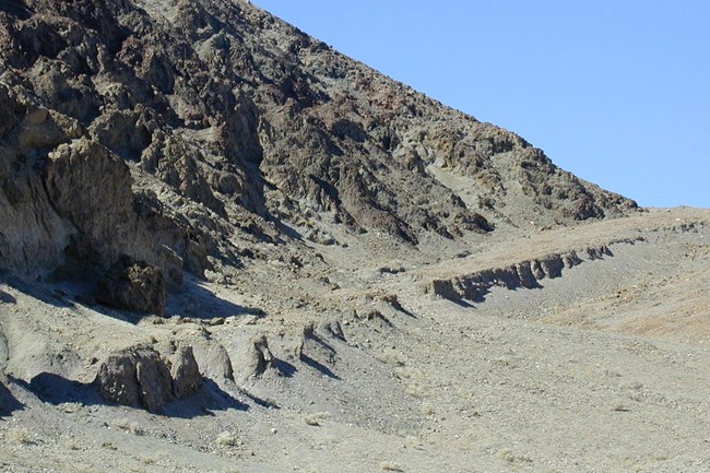 gravels with a pronounced ridge that drops a few feet