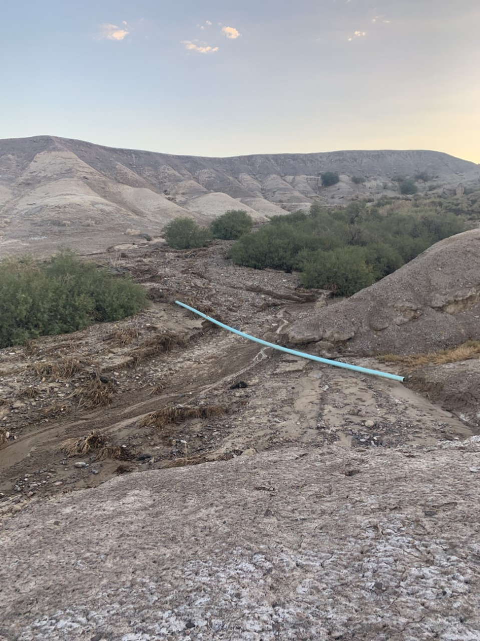 Una de varias secciones de 30 pies de tubería principal de agua que fueron arrastradas en un área rocosa.