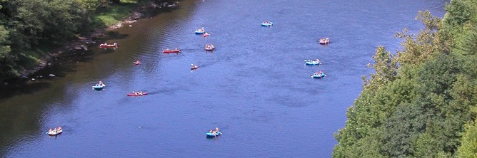 Rubbber rafts on a stretch of river seen from above