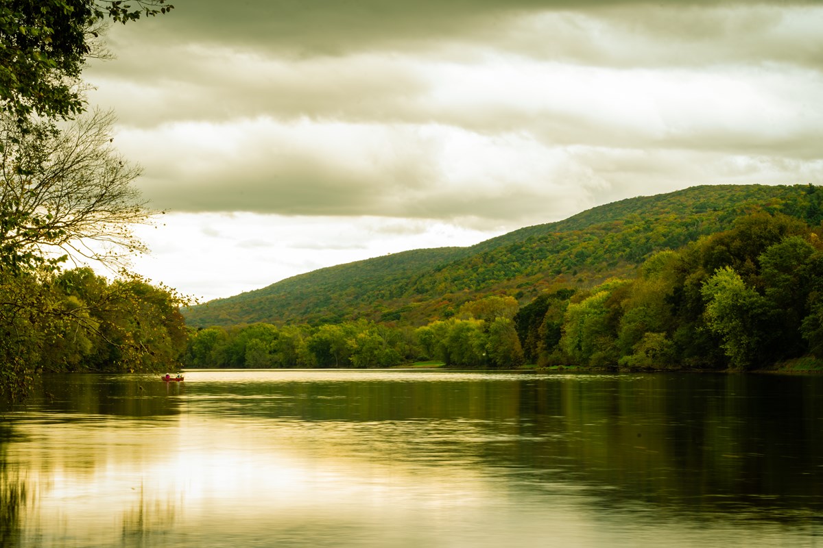 A quiet fall day along the Delaware River