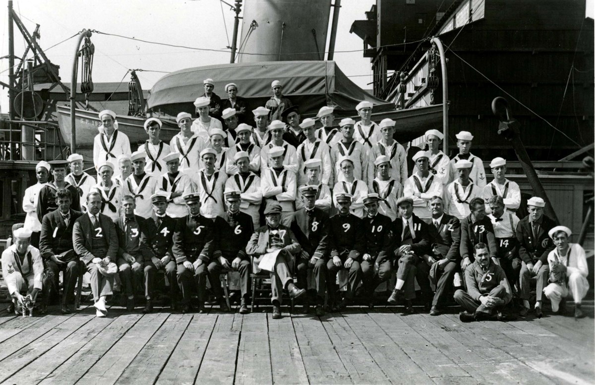 Edison with the officers and crew of the U.S.S. Sachem, 1917