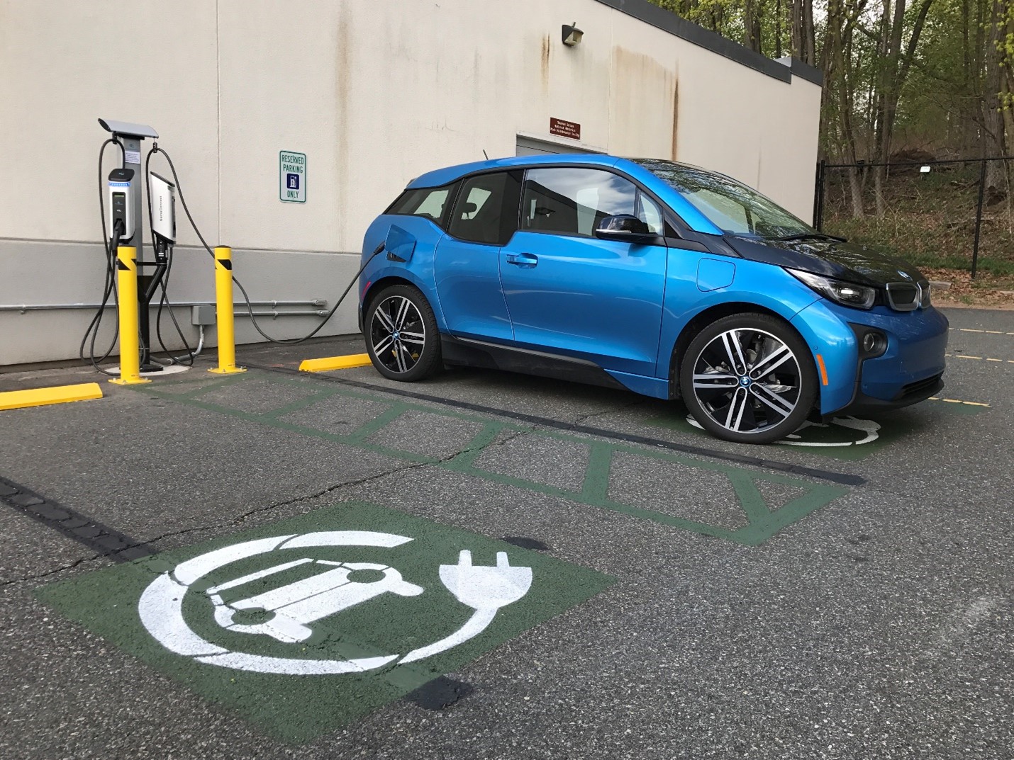 Electric vehicle charging station