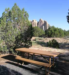 Image of picnic table in the El Morro picnic area