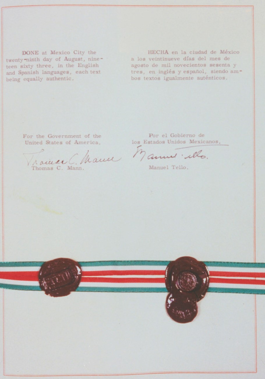 Una foto a color de la página de firmas de la Convención del Chamizal. Lleva las firmas y sellos de lacre del Embajador de Estados Unidos Thomas C. Mann y el Secretario de Relaciones Exteriores de México, Manuel Tello.