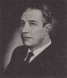 Un retrato en blanco y negro de la cabeza y hombros de un hombre.