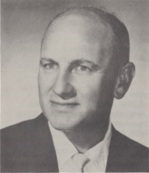 Un retrato en blanco y negro de la cabeza y hombros de un hombre.