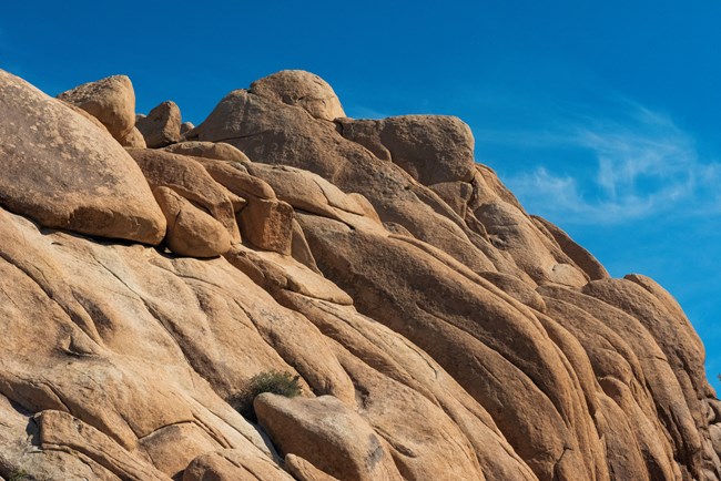 Una formacion rocosa que tiene la aparencia de formaciones verticales.
