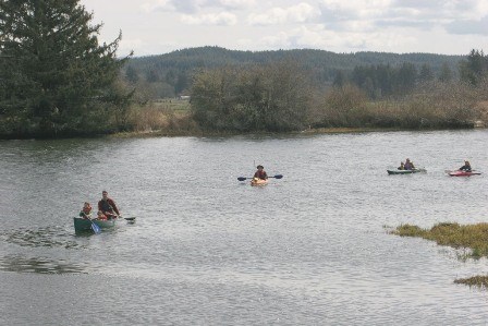 Visitantes haciendo tour en canoa