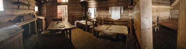 Do cuartos conectado por entradas con puertas. Dos camas in el cuarto de los capitanes y un escritorio y manto de chimenea. El el cuarto de la familia, una cama grande y una mesa.