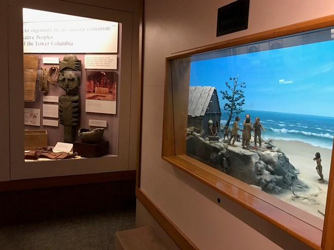 Una diorama del comercio de la grasa ballena y exhibición de los artículos de la gente Clatsop