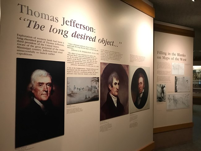 La exhibición de los instrucciones del presidente Jefferson a Meriwether Lewis con pinturas de Thomas Jefferson y su casa, Meriwether Lewis y William Clark