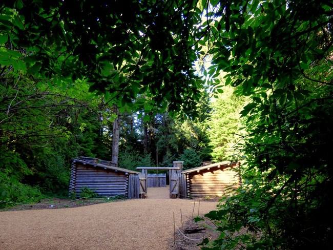 Fuerte Clatsop, dos casitas con una valla puntiaguda
