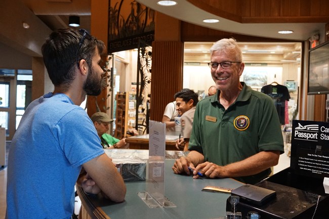 voluntario hablando con un visitante