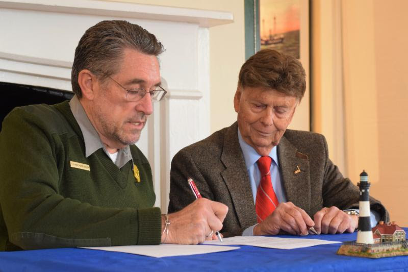 Fire Island National Seashore Superintendent Chris Soller and Fire Island Lighthouse Preservation Society President Bob LaRosa sign new partnership agreement.