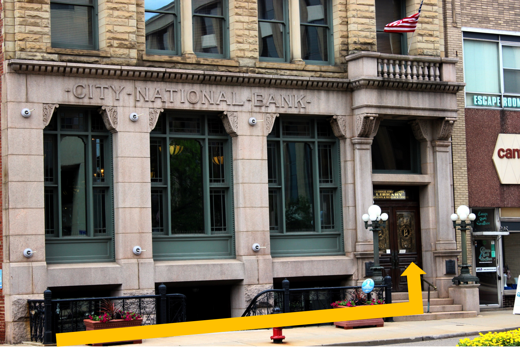 Entrance to the visitor center is on the right side of the old City National Bank building.