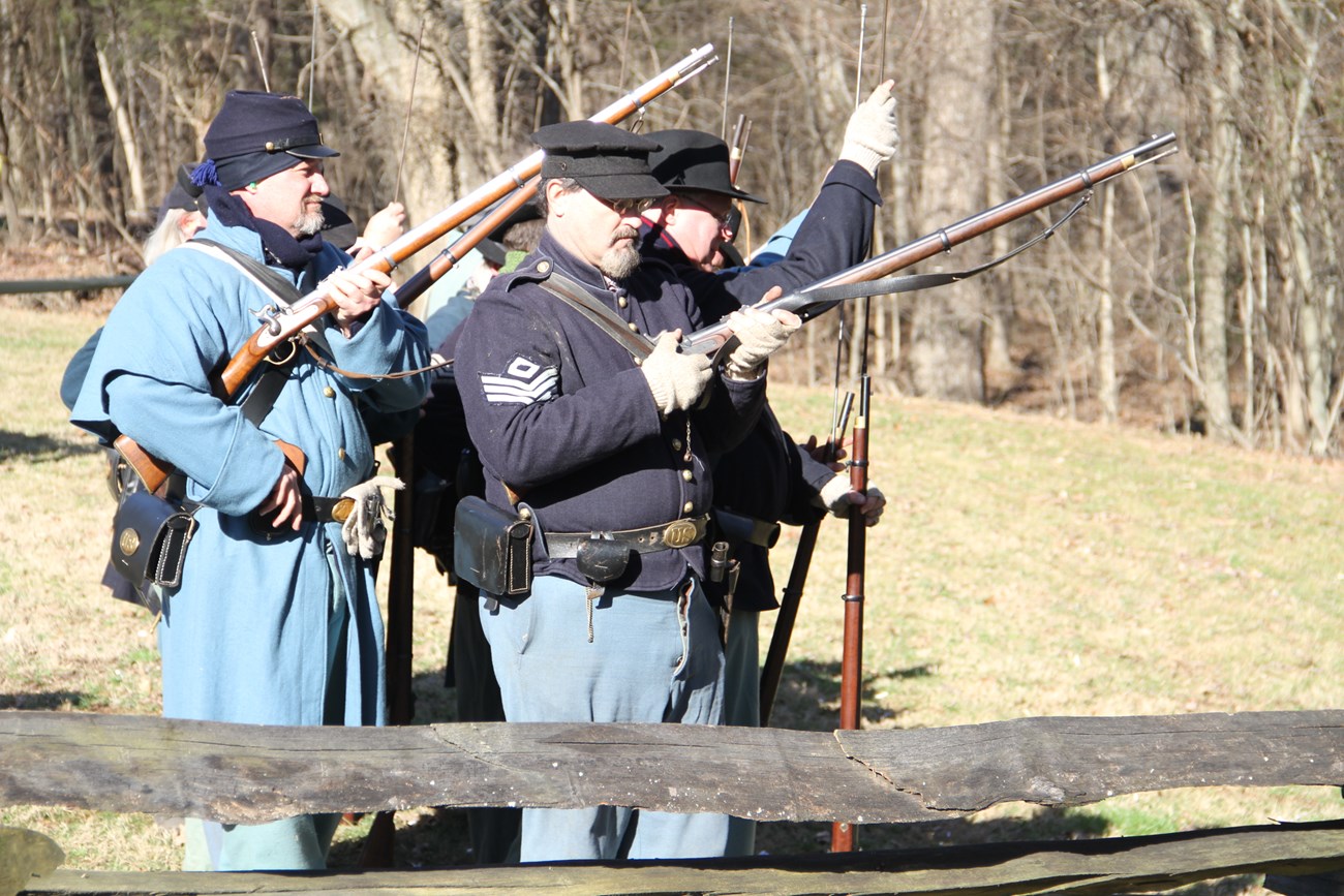 civil war soldiers at Fort Donelson