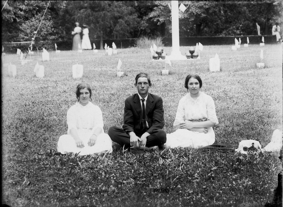 Young adults on the lawn in Fort Donelson National Cemetery celebrating national holiday