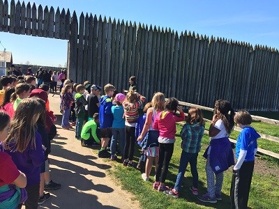 Spring Tour Starts Ranger introduction of Spring Education Tour to students at entrance of Reconstructed Fort.