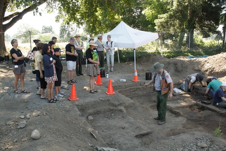 Ke Kukui visits the archaeology dig site
