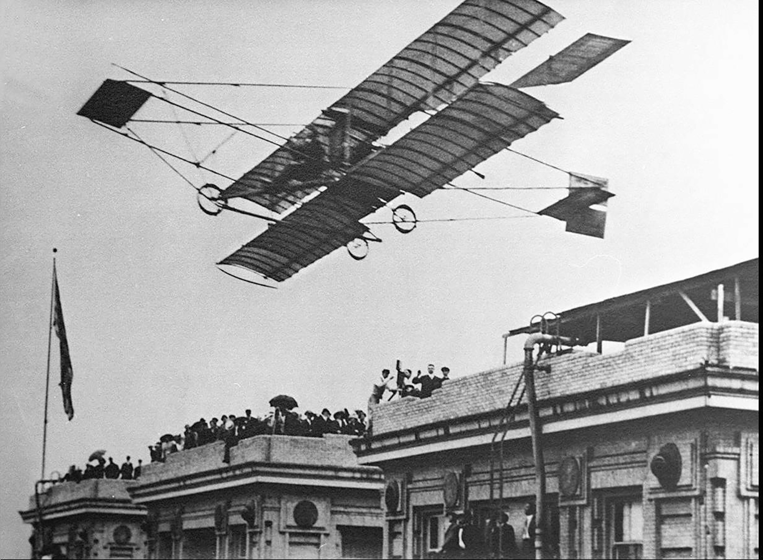 Photo of Curtiss Pusher aircraft taking off from hotel roof