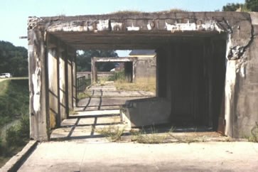 Platform connecting gun platforms (Photo by Roy V. Ashley)