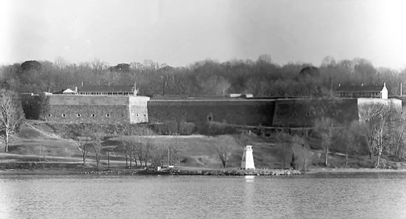 Image of Fort Washington with lighthouse in the foreground.