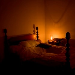Bed Jackson died in lit by candlelight