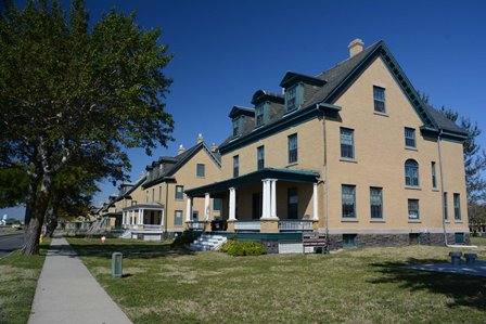 Buildings 17 and 18 stand along "Officers Row" in the Fort Hancock Historical Post area. NPS PHOTO