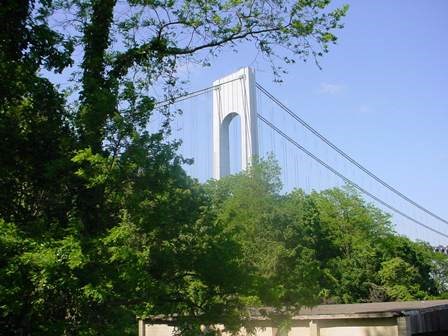 The Verrazano Narrows bridge connects Staten Island to Brooklyn The Verrazano Narrows bridge connects Staten Island to Brooklyn