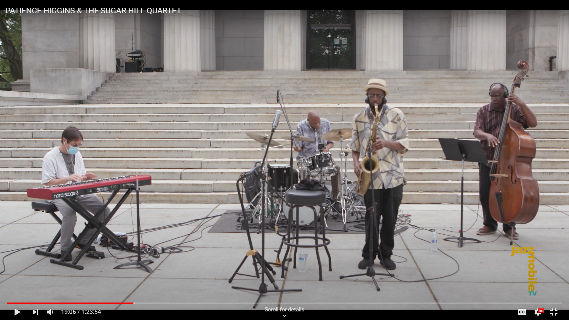 Musicians playing Jazz in front of Mausoleum