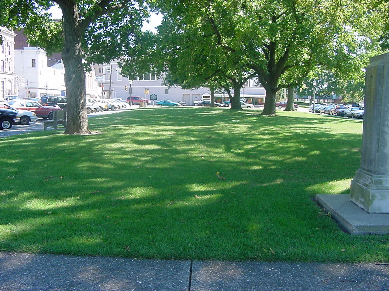 Patrick Henry Square in Vincennes, A lawn area bordered by sidewalk and roadways
