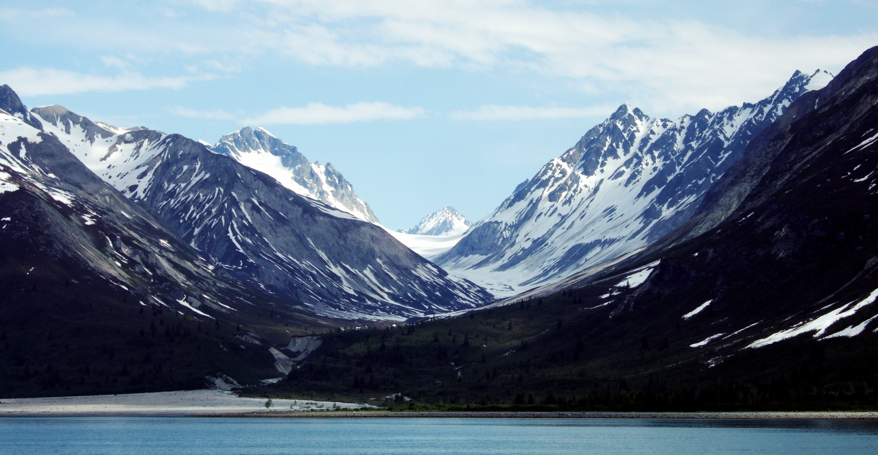 U-shaped valley with a glacier and moraines