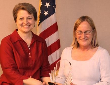 Julie Washburn presents Kimberly Owen with award.